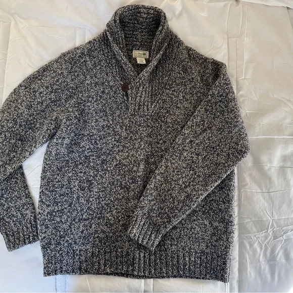 L.L. Bean Men's Blue & Cream Lambswool Sweater sz L - Picture 1 of 5